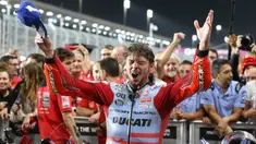 Pembalap Ducati dari Italia, Fabio Di Giannantonio melakukan selebrasi usai memenangkan MotoGP Qatar 2023 di Sirkuit Internasional Lusail, Lusail, Qatar, Minggu (19/11/2023). Giannantonio mengukir sejarah rebut kemenangan pertama di karier MotoGP. (AP Photo/Hussein Sayed)