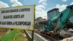 Pekerja mengerjakan pembangunan jalan inspeksi di Bantaran KBB kawasan Thamrin, Jakarta, Selasa (17/3/2015). Pembangunan jalan yang diproyeksikan untuk jalur alternatif bagi warga ini diperkirakan rampung pertengahan 2015. (Liputan6.com/Faizal Fanani)