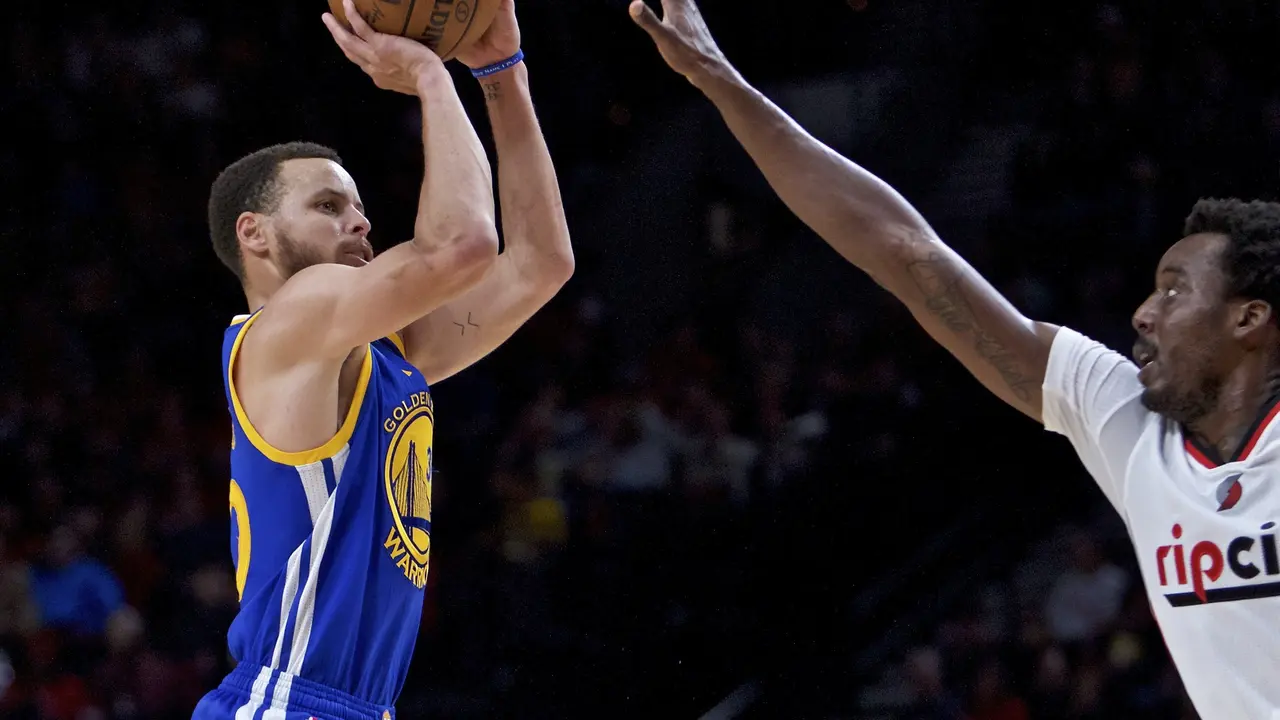 Guard Golden State Warriors Stephen Curry (kiri) melakukan shoot pada laga melawan Portland Trail Blazers, Selasa (25/4/2017) pagi WIB. Warriors menang 128-103 dan berjaya 4-0.