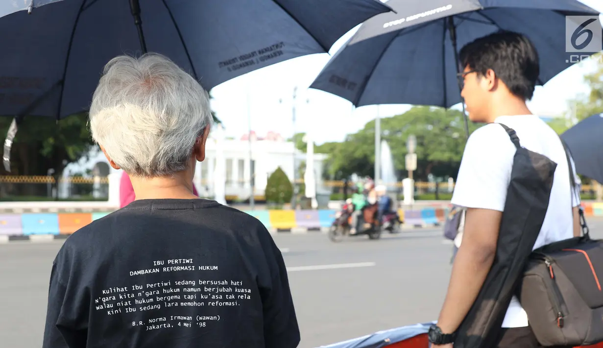 Peserta aksi Kamisan saat aksi di kawasan Silang Monas depan Istana Negara, Jakarta, Kamis (14/2). Seiring aksi Kamisan, JSKK meminta komitmen pemerintah untuk menyelesaikan kasus pelanggaran HAM masa lalu. (Liputan6.com/Helmi Fithriansyah)