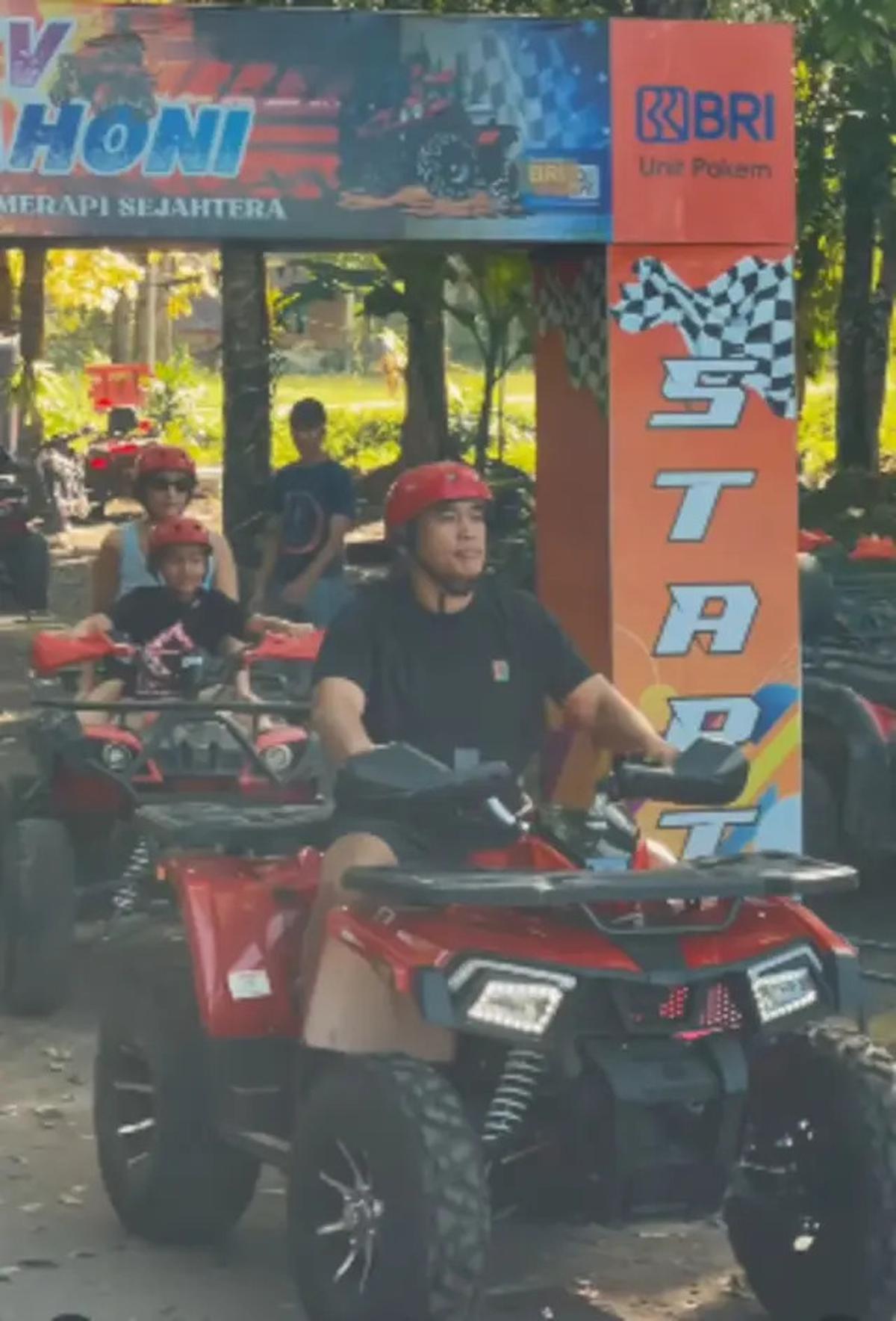 Gaya Santai Ardi Bakrie Suami Nia Ramadhani Liburan di Yogya, Serba Pakai Kaus Polos