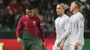 Pemain Portugal, Cristiano Ronaldo, tertunduk lesu setelah gagal mencetak gol ke gawang Islandia pada Kualifikasi Euro 2024 di Stadion Alvalade, Senin (20/11/2023). (AP Photo/Armando Franca)