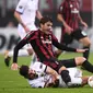 Aksi pemain AEK Athens, Lazaros Christodoulopoulos (bawah)menghalau bola dari pemain AC Milan, Manuel Locatelli pada laga grup D Piala Europa di San Siro Stadium, Milan, (19/10/2017).  AC Milan bermain imbang 0-0. AFP/Marco Bertorello)