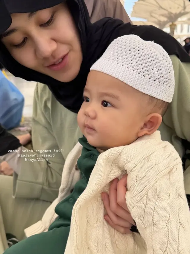 Aaliyah Massaid Umrah Bareng Baby Arash kompak pakai baju hijau. [@alyssadaguise]