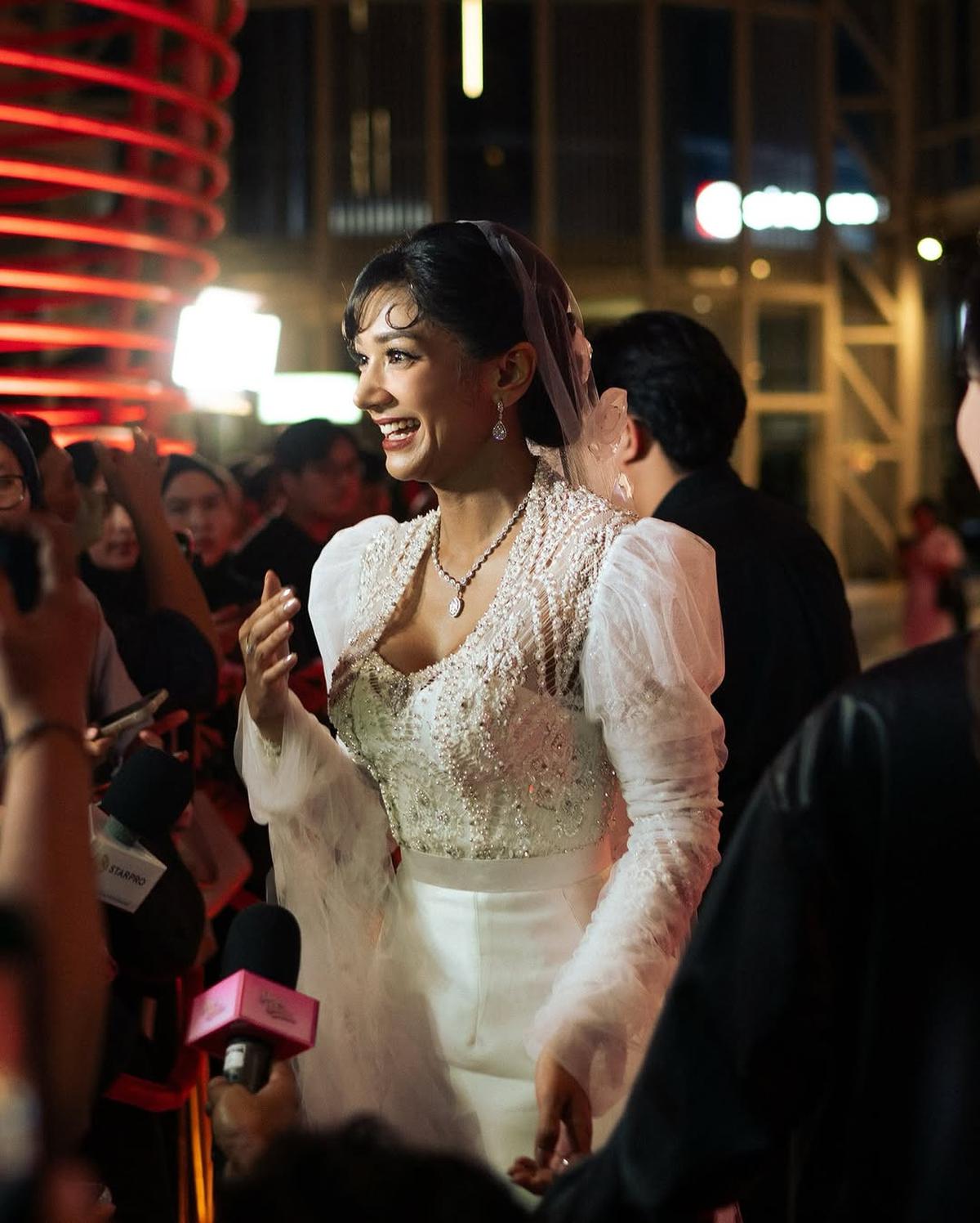 Potret Fanny Ghassani di Gala Premier Film 'SEBELUM 7 HARI', Pakai Kebaya Putih Bergaya Klasik