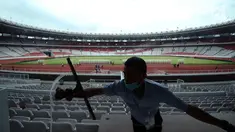 Pekerja membersihkan kaca tribun VIP di Stadion Gelora Bung Karno, Jakarta, Jumat (12/1). Rencananya, Stadion GBK akan diresmikan penggunaannya pasca renovasi oleh Presiden Joko Widodo, Minggu (14/1). (Liputan6.com/Helmi Fithriansyah)