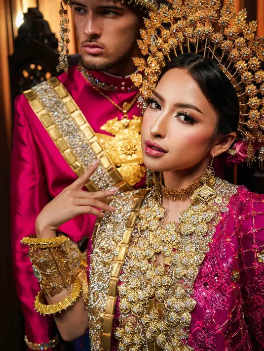 Siluet baju bodo transparan khas Makassar itu dipadukan dengan sarung kotak-kotak bernuansa ungu, biru, dan pink yang membuat tampilannya semakin mencolok namun tetap elegan. [@jennifercoppenreal20].