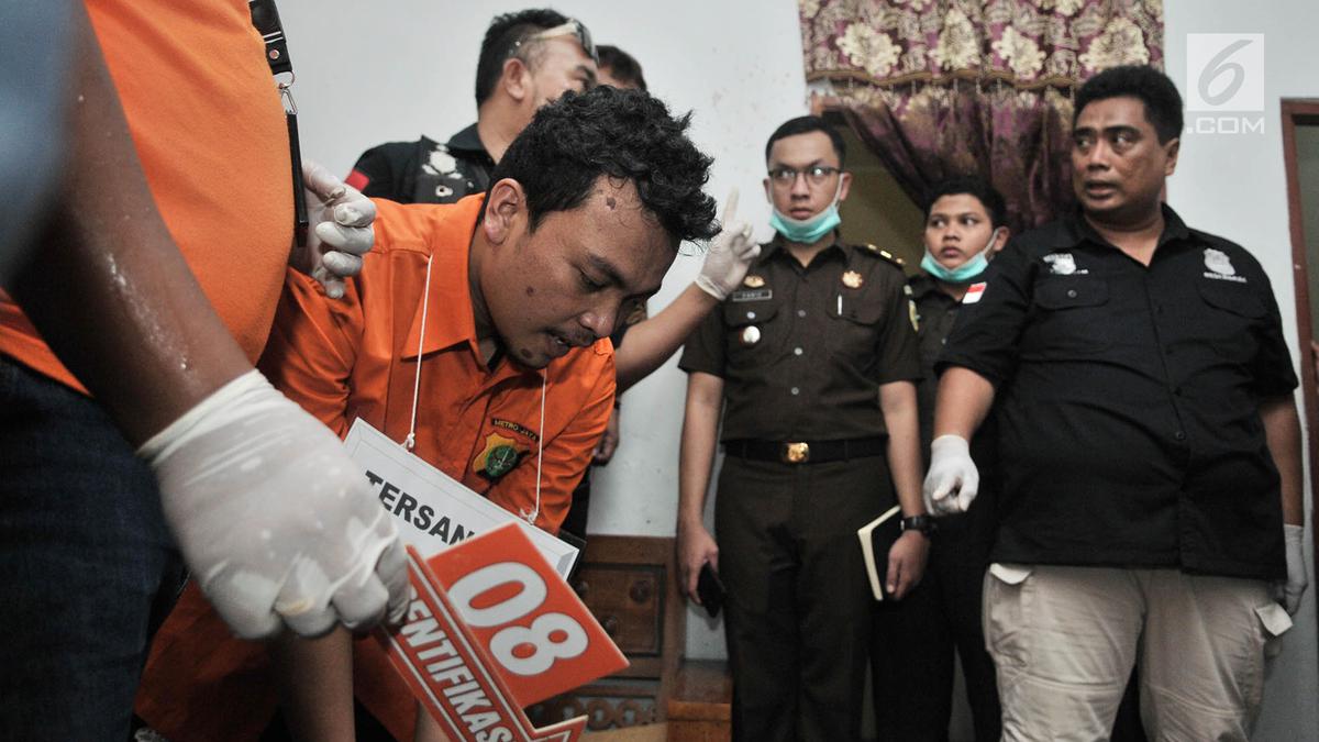 Haris Simamora Peragakan Adegan Pembunuhan Satu Keluarga Di Bekasi News Liputan Com