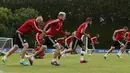 Aaron Ramsey dan para pemain Wales berlatih mempersiapkan fisik sebelum melawan Belgia di COSEC Stadium, Dinard, Prancis, (28/6/2016). (REUTERS/Gonzalo Fuentes)
