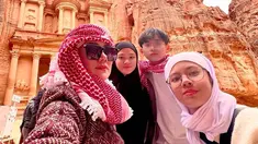 Dalam unggahan Instagramnya, Mulan Jameela pun mengabadikan momen saat berada di Petra, Yordania. Dalam potretnya ia ditemani bersama kedua putri dan seorang putranya. Nampak bahwa Mulan bersama kedua buah hatinya pun mengenakan hijab. (Liputan6.com/IG/mulanjameela1)