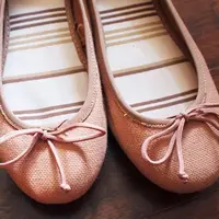 Ilustrasi pakai flat shoes yang kebesaran. (shutterstock.com)