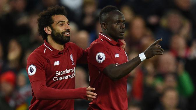 Sadio Mane. Pemain sayap Senegal berusia 29 tahun yang kini memasuki musim ke-6 bersama Liverpool ini berhasil meraih penghargaan Sepatu Emas Liga Inggris pada musim 2018/2019. Dengan koleksi 22 gol ia harus berbagi gelar dengan Mohamed Salah dan Pierre-Emerick Aubameyang. (AFP/Oli Scarff)