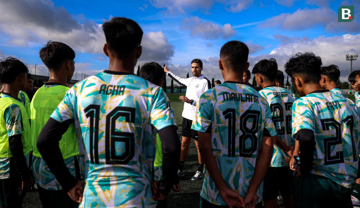 Pemain Korea-Korea Selecao mendengarkan arahan dari pelatih ketika mengikuti sesi latihan di akademi Sporting CP, Jumat (22/11/2024). (Bola.com/Bagaskara Lazuardi)