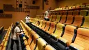 Para pekerja melakukan disinfeksi di sebuah bioskop di Wuhan, Provinsi Hubei, China, Senin (20/7/2020). Dengan mengambil berbagai langkah pencegahan COVID-19, bioskop-bioskop di Kota Wuhan mulai kembali dibuka secara bertahap pada 20 Juli 2020. (Xinhua/Xiao Yijiu)
