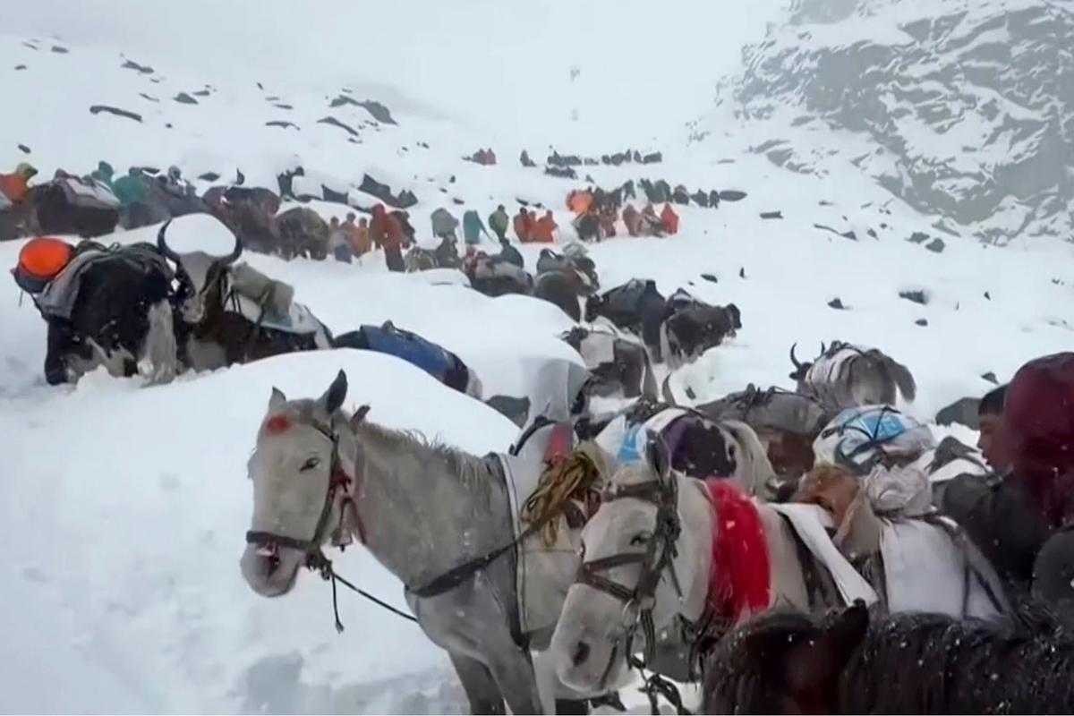 FOTO: Terjebak Badai Salju di Tibet, Pendaki Tewas dan Ratusan Diselamatkan dari Lembah Karma