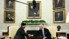 Presiden Republik Indonesia, Prabowo Subianto (kiri) berjabat tangan dengan Presiden Amerika Serikat, Joe Biden di Ruang Oval Gedung Putih, Washington DC, pada 12 November 2024. (Brendan SMIALOWSKI/AFP)