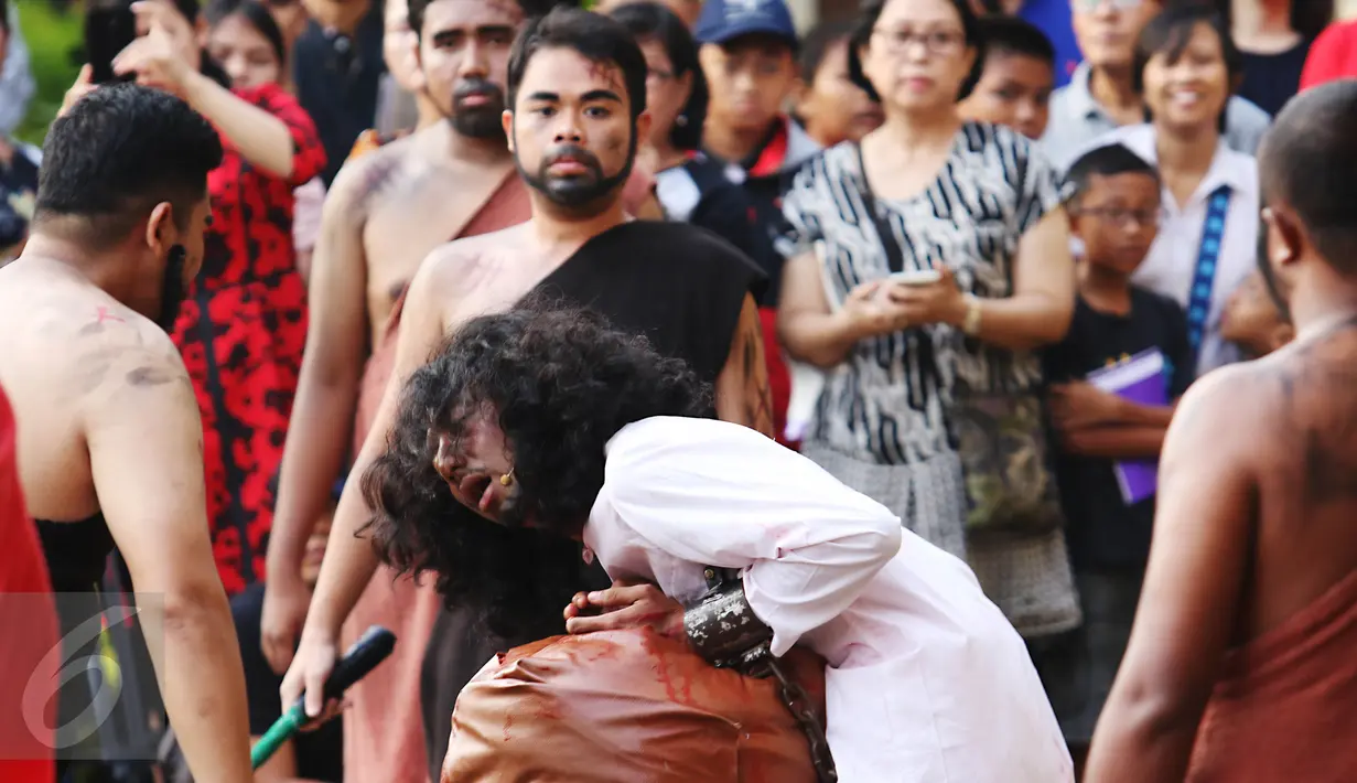 Umat Katolik memperagakan drama teatrikal Jalan Salib (Tablo) saat perayaan Paskah di Gereja St Matius Penginjil Bintaro, Jumat (14/4). Prosesi jalan salib yang mengisahkan kesengsaraan Yesus saat penyaliban dirinya. (Liputan6.com/Angga Yuniar)