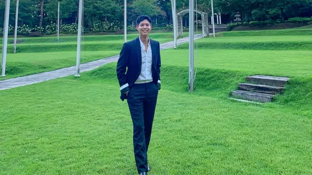 FOTO: Gaya Park Bo Gum dengan OOTD Office Look, Tetap Tampil Casual