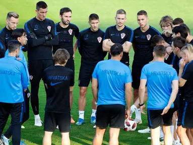 Para pemain timnas Kroasia mendengarkan pelatih Zlatko Dalic selama mengikuti sesi pelatihan tim di Moskow, Rusia, (13/7). Kroasia akan bertanding melawan timnas Prancis pada Final Piala Dunia 2018.  (AP Photo / Darko Bandic)