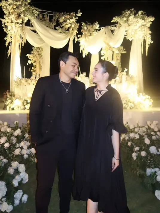 Chelsea Islan juga hadir mengenakan midi dress asimetris warna hitam. Dress lengan 3/4 tersebut memiliki tali di bagian kerah. [@chelseaislan]