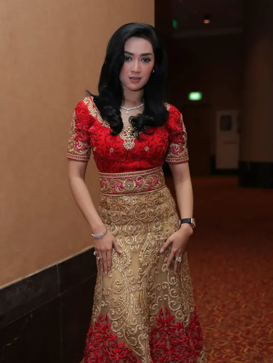 Sebelum mudik, ia terlebih dulu mempersiapkan uang pecahan Rp 10 Ribu dan Rp 5 ribu yang dipersiapkan untuk sanak saudaranya sebagai salam tempel yang rutin dijalankan setiap tahunnya. (Andy Masela/Bintang.com)