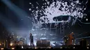 Aksi James Bay ketika tampil pada ajang BRIT Awards yang digelar di O2 arena, London, Rabu (24/2/2016). Selain James, sederet musisi terkenal juga memeriahkan ajang penghargaan bergengsi tersebut. (REUTERS/Stefan Wermuth)