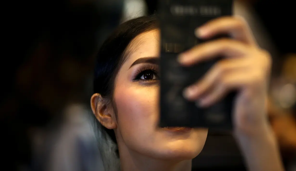 Seorang kontestan berias sebelum fashion show seleksi pertama ajang Miss Tiffany Universe 2016 di Bangkok, 20 April 2016. Para peserta yang rata-rata berusia 18-25 tahun itu tampak cantik dan seksi dalam balutan bikini. (REUTERS/Athit Perawongmetha)