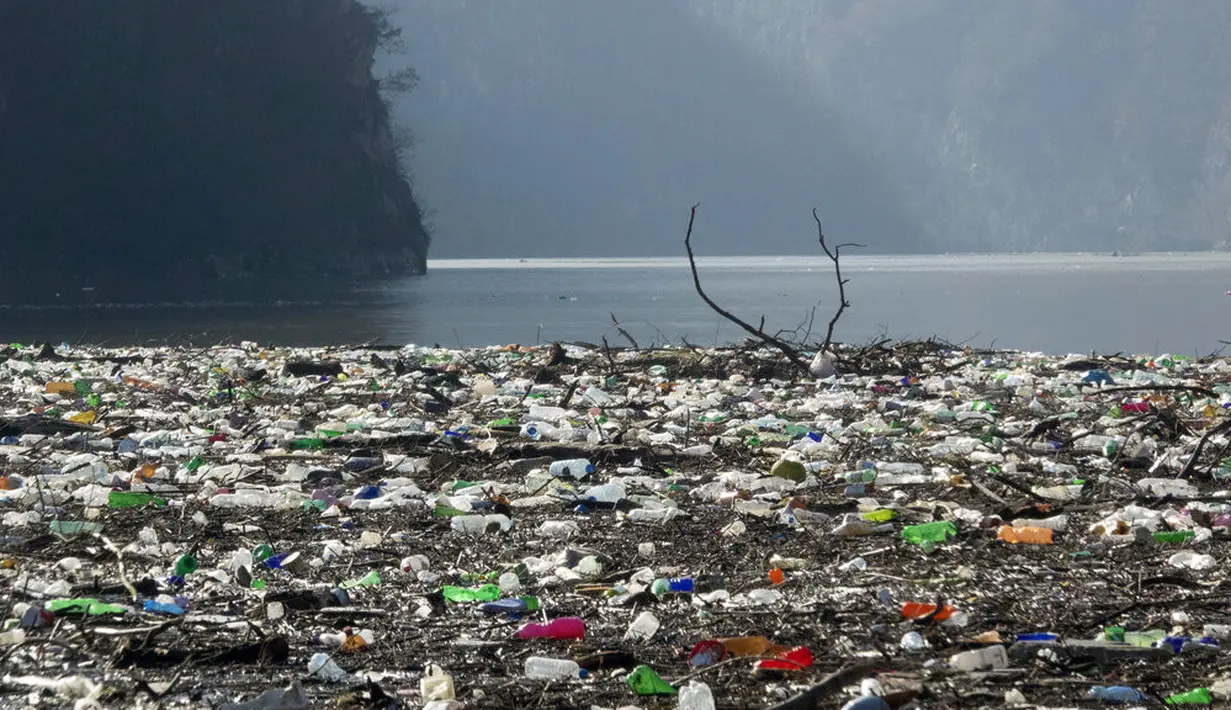 Sampah menyumbat Sungai Drina dekat Kota Visegrad, Bosnia, Selasa (5/1/2021). Negara-negara Balkan memiliki pengelolaan limbah yang buruk dan berton-ton sampah secara rutin berakhir di sungai. (AP Photo/Eldar Emric)