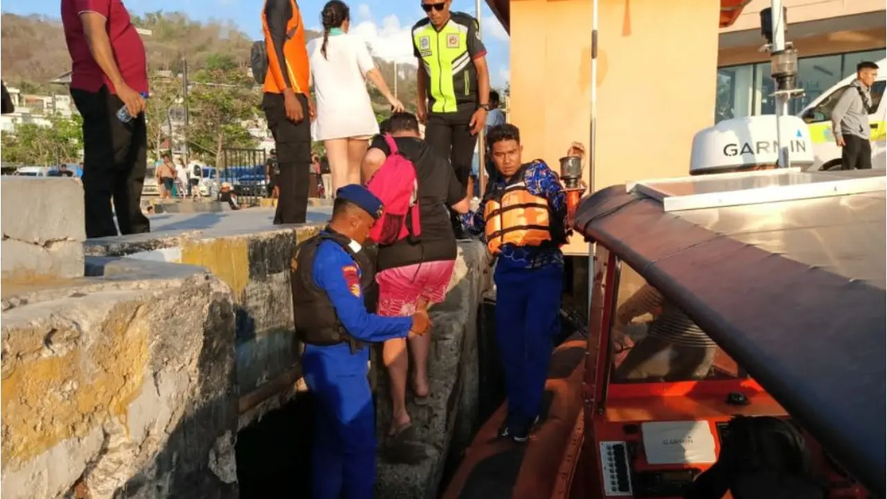 Evakuasi wisatawan yang kapalnya terbalik di Perairan Saba, Labuan Bajo, Manggarai Barat. (Foto: Liputan6.com/Ola Keda)