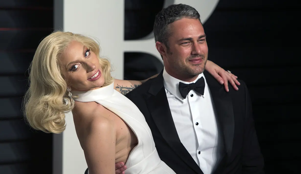 Kisah cinta antara Lady Gaga dan Taylor Kinney harus menelan pil pahit. Pasalnya, kedua pasangan ini memutuskan hubungan mereka di tengah-tengah derasnya permasalahan. Namun kabarnya, Gaga dan Taylor ingin bertunangan. (AFP/Bintang.com)