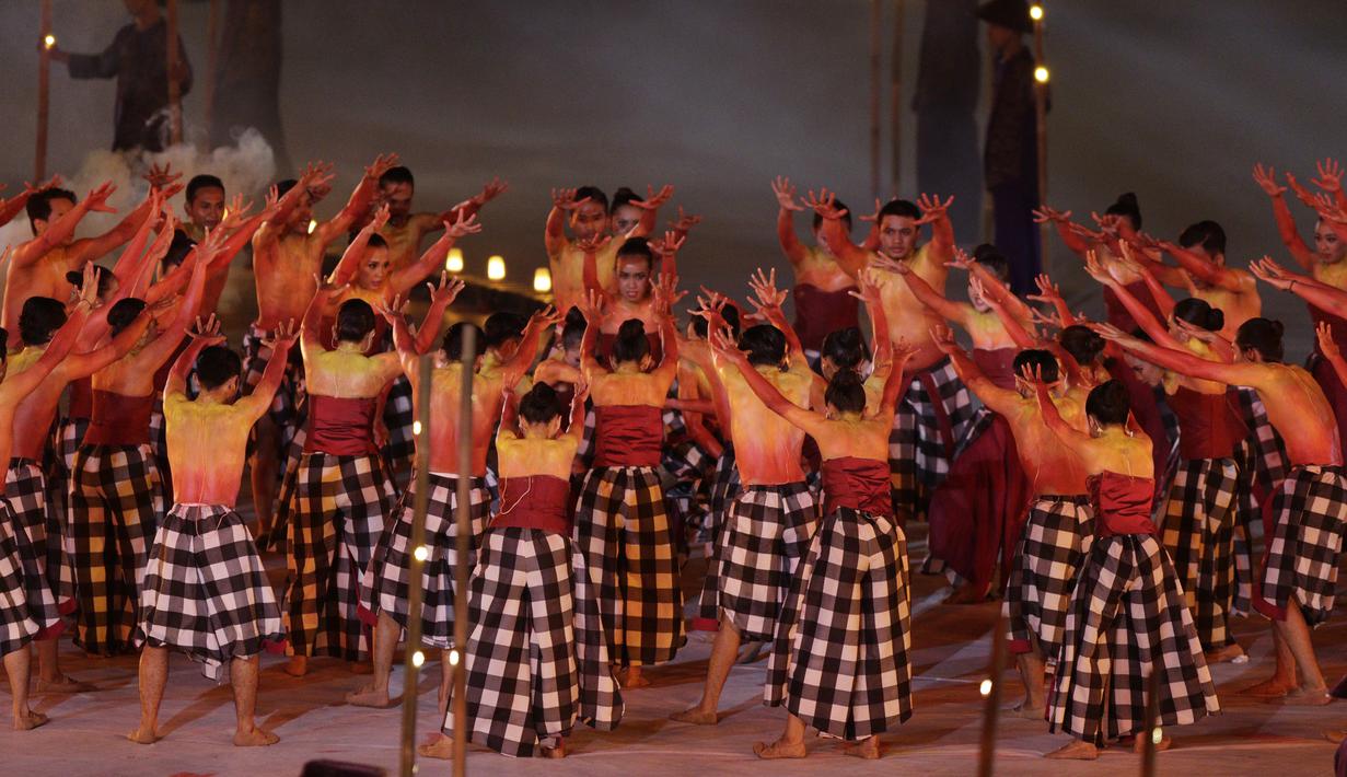 Tari Kecak dari Bali ditampilkan saat pembukaan Asian Para Games di SUGBK, Jakarta, Sabtu (06/10/2018). Pembukaan Asian Para Games kental dengan nuansa nusantara. (Bola.com/M Iqbal Ichsan)