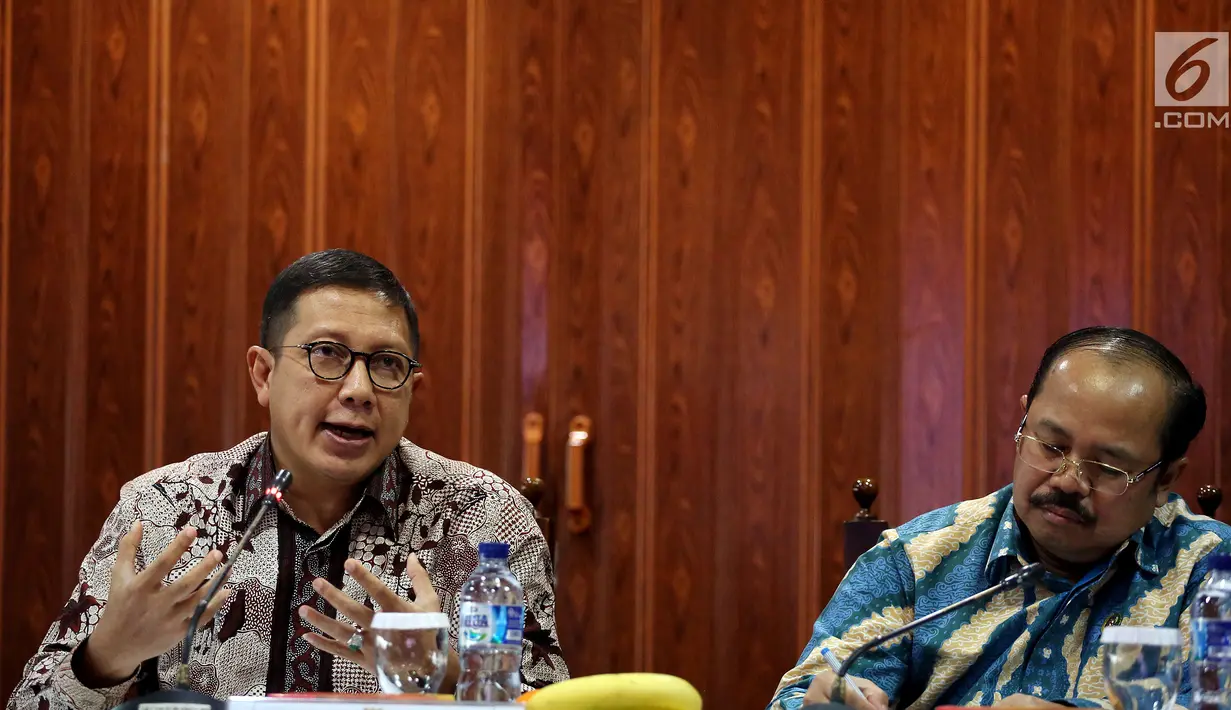 Menag Lukman Hakim Saifuddin (kiri) didampingi Ketua Ombudsman Amzulian Rifal (tengah) memberi keterangan di Kantor Ombudsman Jakarta, Rabu (4/10). Dalam hal ini Ombudsman RI membahas kasus First Travel dan tata kelola umrah. (Liputan6.com/JohanTallo)
