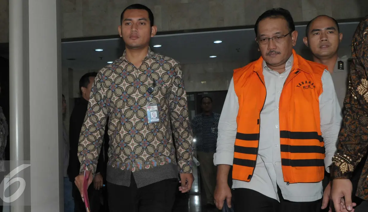 Direktur Keuangan PT Brantas Abipraya, Sudi Wantoko saat keluar dari gedung KPK usai menjalani pemeriksaan, Jakarta, Jumat (1/4). Sudi ditangkap bersama dua orang lainnya dalam Operasi Tangkap Tangan KPK. (Liputan6.com/Helmi Afandi) 