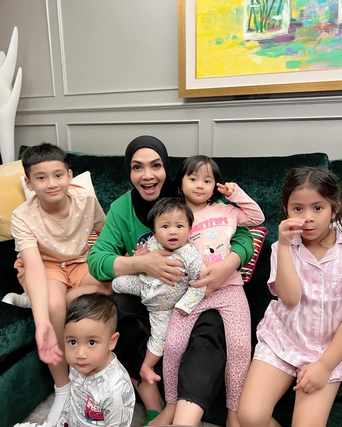 7 Potret Rieta Amilia Bareng Kelima Cucunya, Netizen Salfok Rafathar Jahil ke Rayanza