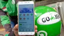 Driver ojek online menunjukkan aplikasi GoRide yang tidak tersedia di kawasan Jakarta, Jumat (10/4/2020). Peraturan Gubernur DKI Jakarta dalam pelaksanaan PSBB mengatur angkutan roda dua seperti ojek online maupun ojek konvensional dilarang membawa penumpang.  (Liputan6.com/Herman Zakharia)