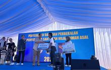 Menteri Transmigrasi Serahkan Santunan Warga Rempang Terdampak Relokasi Rempang Eco City