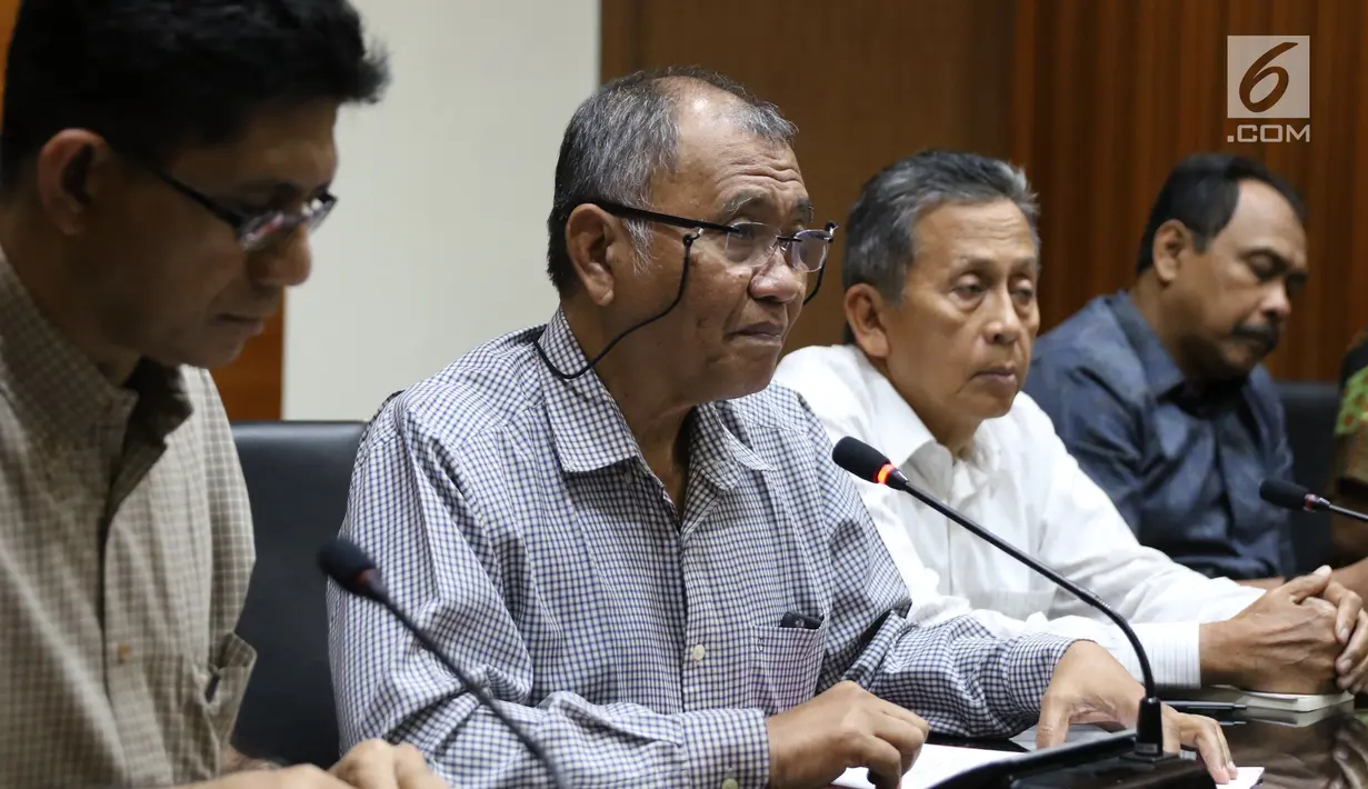 Ketua KPK Agus Rahardjo memberikan keterangan pers di Gedung KPK, Jakarta, Sabtu (27/5). Mereka yang ditangkap di antaranya auditor Badan Pemeriksa Keuangan (BPK) dan dari kalangan PNS. (Liputan6.com/Angga Yuniar)