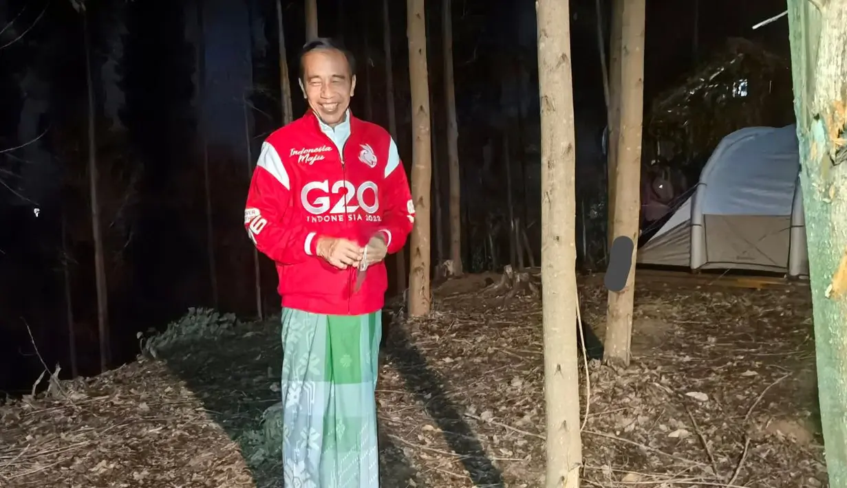 Presiden Joko Widodo (Jokowi) berada di depan tenda saat bermalam di titik nol Ibu Kota Negara (IKN) Nusantara, Kecamatan Sepaku, Penajam Paser Utara, Kalimantan Timur, Senin (14/3/2022). (FOTO: Setpres/Agus Suparto)