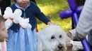Putri Charlotte berpose dengan anjing besar ditemani ibunya, Kate Middleton saat menghadiri pesta anak-anak di Government House di Victoria, British Columbia, Kanada, (29/9). (REUTERS/Chris Wattie)