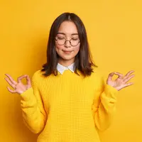 Yuk simak tips menjaga mood tetap baik meskipun sedang kurang beristirahat. [Dok/freepik.com/wayhomestudio]