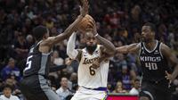 Bintang Lakers LeBron James mencoba menerobos kawalan pemain Kings pada lanjutan NBA (AP)