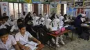 Siswa sekolah menghadiri kelas di Dhaka, Bangladesh, Rabu, 24 Agustus 2022. Sekolah di Bangladesh akan tutup satu hari lagi setiap minggu dan kantor pemerintah serta bank akan mempersingkat hari kerja mereka satu jam untuk mengurangi penggunaan listrik di tengah kekhawatiran kenaikan bahan bakar harga dan dampak perang Ukraina. (AP Photo/Mahmud Hossain Opu)