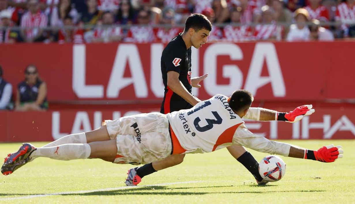 Lamine Yamal menjadi bintang kemenangan Barca dengan memborong dua gol. Dua gol lainnya masing-masing dicetak Dani Olmo dan Pedri. Girona sempat memperkecil ketinggalan berkat gol Cristhian Stuani. (AP Photo/Joan Monfort)