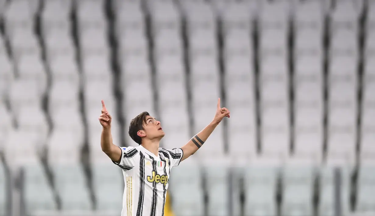 Penyerang Juventus, Paulo Dybala berselebrasi setelah mencetak gol kedua untuk timnya ke gawang Napoli pada laga tunda pekan ketiga Serie A di Allianz Stadium, Kamis (8/4/2021) dini hari WIB. Juventus menang 2-1 atas Napoli lewat gol yang dicetak Ronaldo dan Dybala. (Fabio Ferrari/LaPresse via AP)