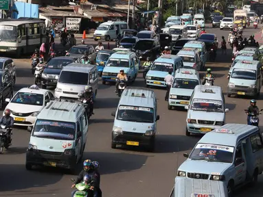 Suasana di Terminal Kampung Melayu, Jakarta, Rabu (23/11). Faktor keamanan serta banyaknya angkutan umum tidak layak jalan menjadi pekerjaan rumah bagi calon gubernur DKI Jakarta. (Liputan6.com/Immaniel Antonius)