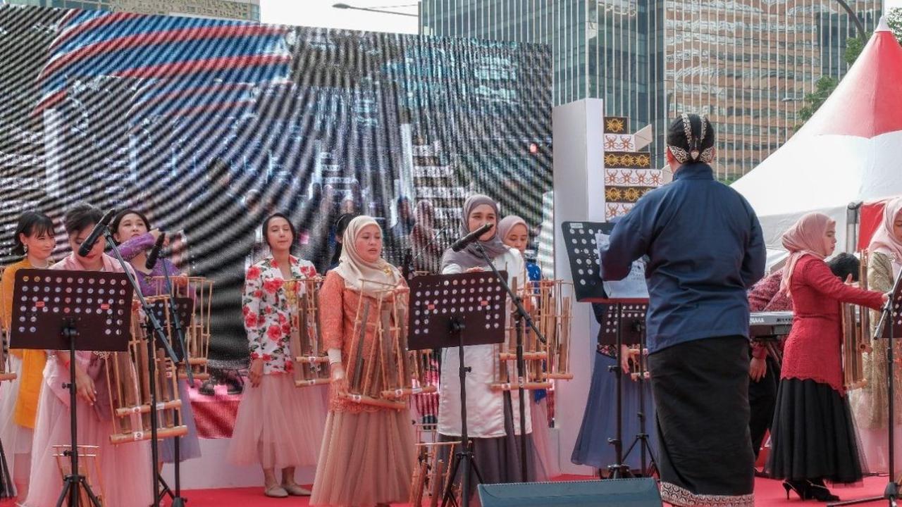 Festival juga menyuguhkan pagelaran musik Angklung yang dimainkan oleh para anggota DWP KBRI Seoul dengan membawakan lagu Indonesia Pusaka dan Arirang, serta penampilan budaya dari anak-anak Home Staff KBRI Seoul. Dokumentasi: KBRI Seoul