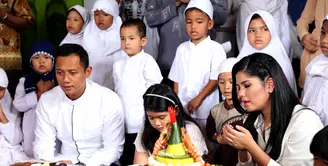 Memasuki usia ke-35, Annisa Pohan menggelar perayaan ulang tahun tersebut bersama Anak Yatim. Bersama suami dan anaknya, acara syukuran tersebut bernuansa putih. (Nurwahyunan/Bintang.com)