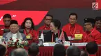 Ketua Umum PDI Perjuangan Megawati Soekarnoputri (tengah) bersama bakal calon wakil presiden Ma'ruf Amin (kiri) dan Sekjen PDIP Hasto Kristiyanto (kanan) saat Rakornas PDIP di Kantor DPP PDIP, Jakarta, Sabtu (1/9). (Liputan6.com/Herman Zakharia)