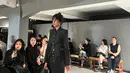 Aksen structured yang berpadu seru dengan detail 3 dimensi memberika ilusi apik yang tak biasa. Edgy dan jauh dari kata monoton.  / Foto: Fimela.com.