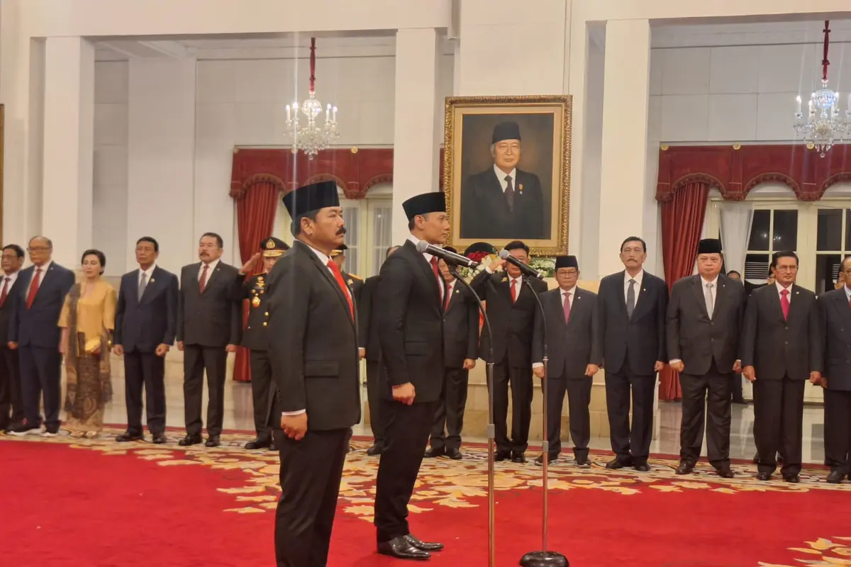 Presiden Joko Widodo atau Jokowi melantik Marsekal (Purn) Hadi Tjahjanto sebagai Menteri Koordinator Bidang Politik, Hukum, dan Keamanan (Menko Polhukam) di Istana Negara Jakarta, Rabu (21/2/2024).